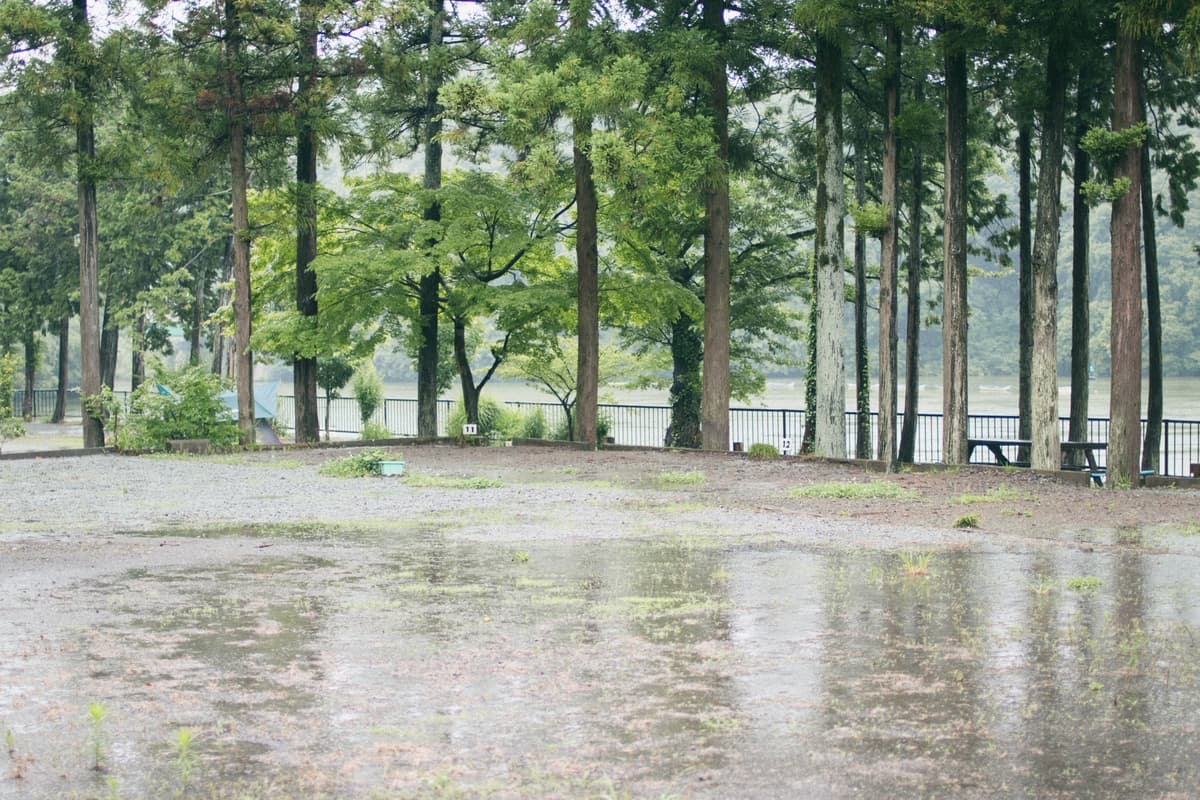 テントサイトは芝生などの敷地で雨の貯まらない場所がいい