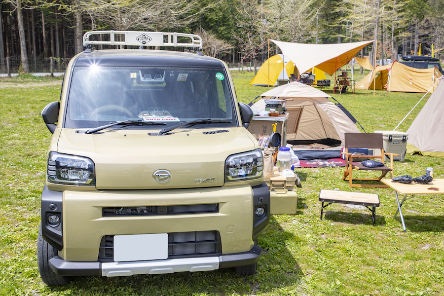 アウトドアしてる」感たっぷりの「屋根上収納」！「ルーフキャリア」のメリットとデメリットをおさらい | AUTO MESSE  WEB（オートメッセウェブ） ～カスタム・アウトドア・福祉車両・モータースポーツなどのカーライフ情報が満載～