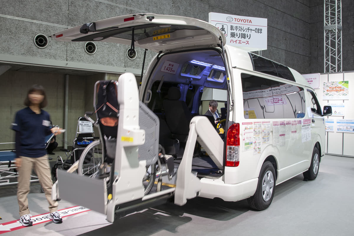 電動リフト機構付きのハイエース