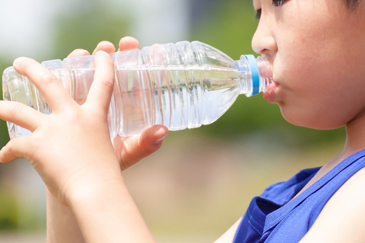 水分補給をする子供