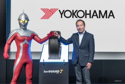 新型アイスガードとウルトラマン