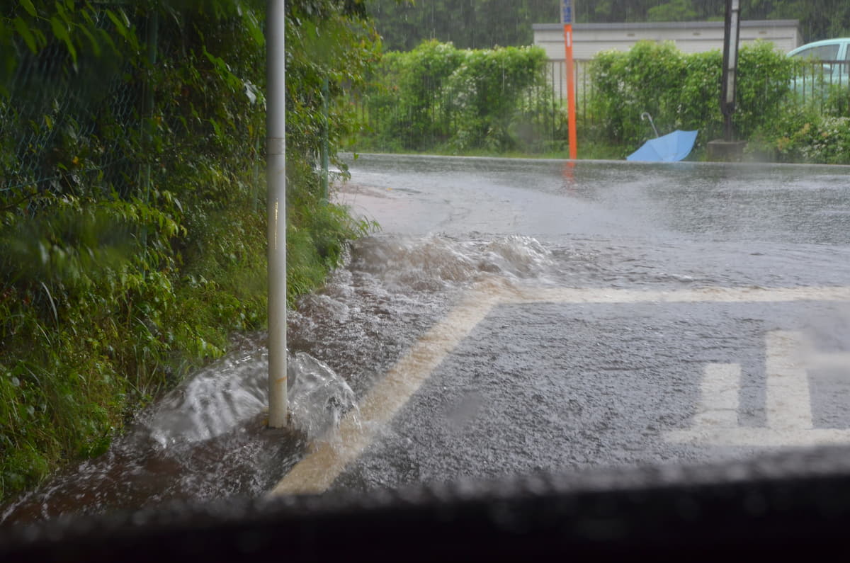 集中豪雨に見舞われたら路肩も注意