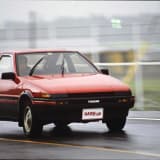 走行するAE86トレノ