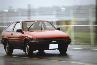 走行するAE86トレノ