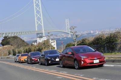 市街地を走るハイブリッド車