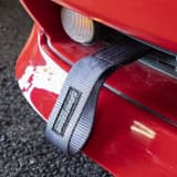 サーキット走行では欠かせないベルトタイプの牽引フック