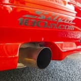 エアロパーツの切り欠き部から覗くマフラーテール