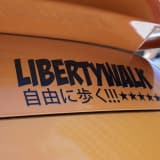 リヤウイング下にデザインしたリバティウォークのデカール
