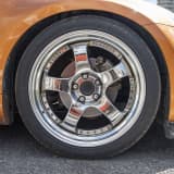 スポーティさにメッキをデザインした5本スポークホイール