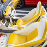 シートは白×黄のツートン仕様にしたコブラシート
