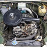 コンパクトなSJ10のエンジンルーム