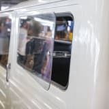 SJ10の開閉式リヤウインドウ