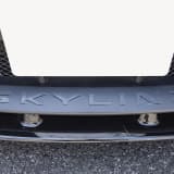 フロントバンパーのSKYLINEロゴ
