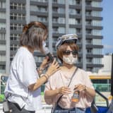 イベント中にインタビューを受けるオーナー