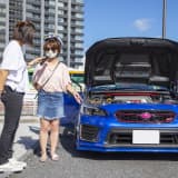 愛車をアピールするオーナー