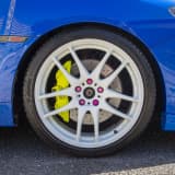 WRブルーとのコントラストが美しい2交点スポークホイール
