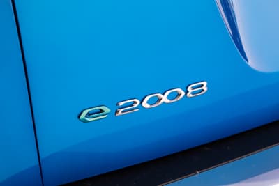 プジョーe2008のエンブレム