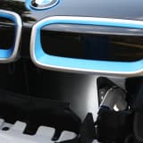 ボンネット下に受電ソケットが備わるBMW i3