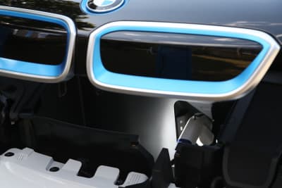 ボンネット下に受電ソケットが備わるBMW i3