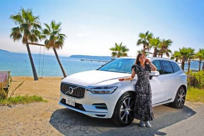 青空の下輝くXC60と女子レーサー猪爪杏奈