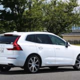 エンジンオフで車高が下がったXC60のリヤスタイル