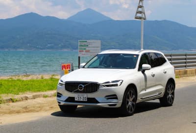 唐津湾沿いを走るXC60