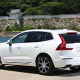 唐津湾に佇みXC60のリヤスタイル