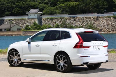 唐津湾に佇みXC60のリヤスタイル