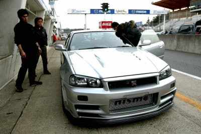 筑波でタイムアタックするNISMO R34GT-R Z-tune