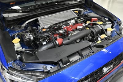 北米仕様のEJ25型水平対向4気筒ターボを搭載するエンジン