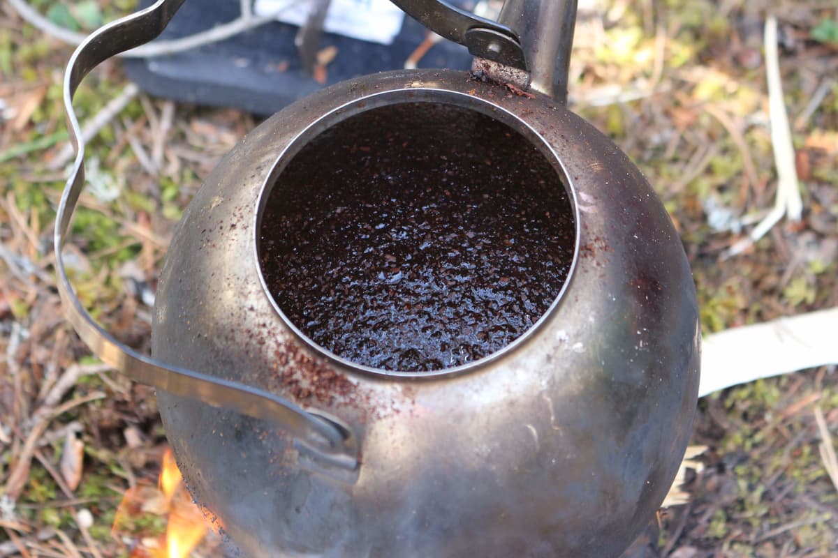 フィールドコーヒーを淹れているところ