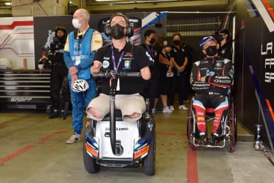 フレデリック・ソーセ氏が愛用する医療用車イス「Genny」