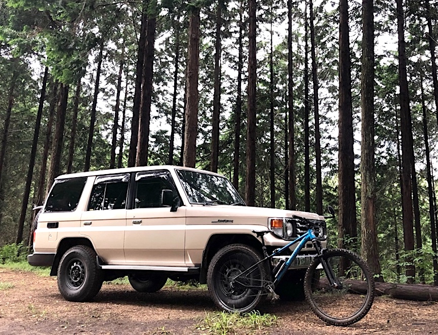 ヘビーデューティなランドクルーザーとMTB