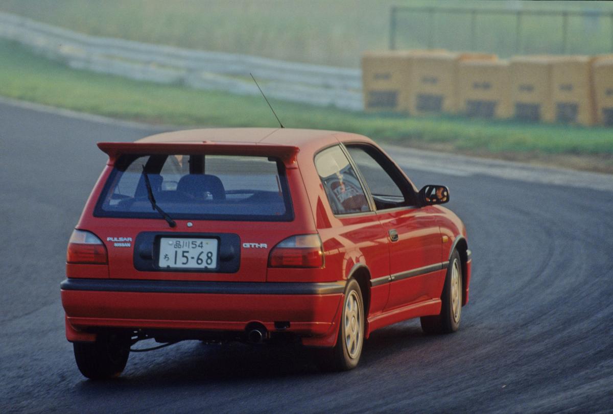 筑波サーキットを駆け抜けるパルサーGTI-R