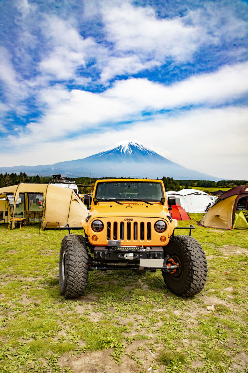 シャコアゲJEEP」に「リアル軍用車」！「GO OUT CAMP」で見つけた個性派すぎるキャンパー4選 | AUTO MESSE  WEB（オートメッセウェブ） ～カスタム・アウトドア・福祉車両・モータースポーツなどのカーライフ情報が満載～