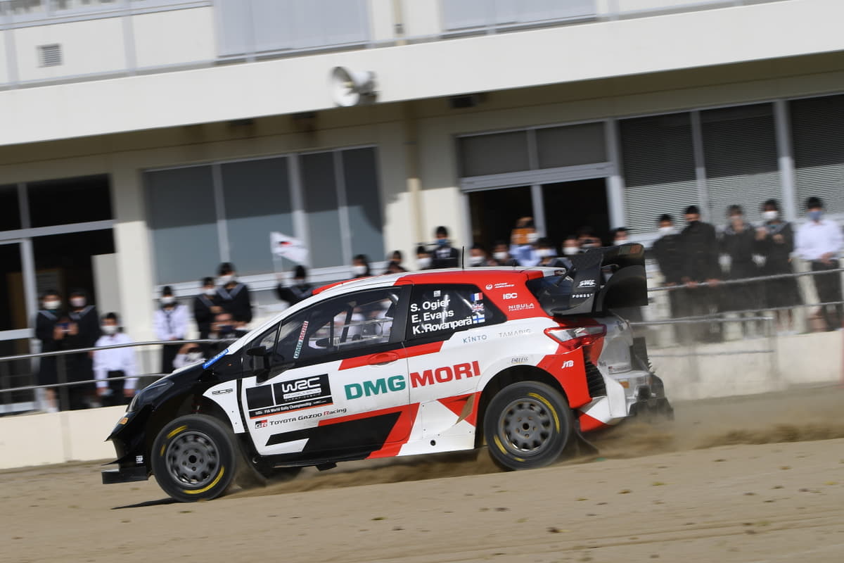 校庭でデモランをするヤリスWRC