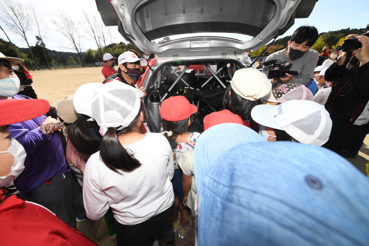 勝田選手とヤリスWRC