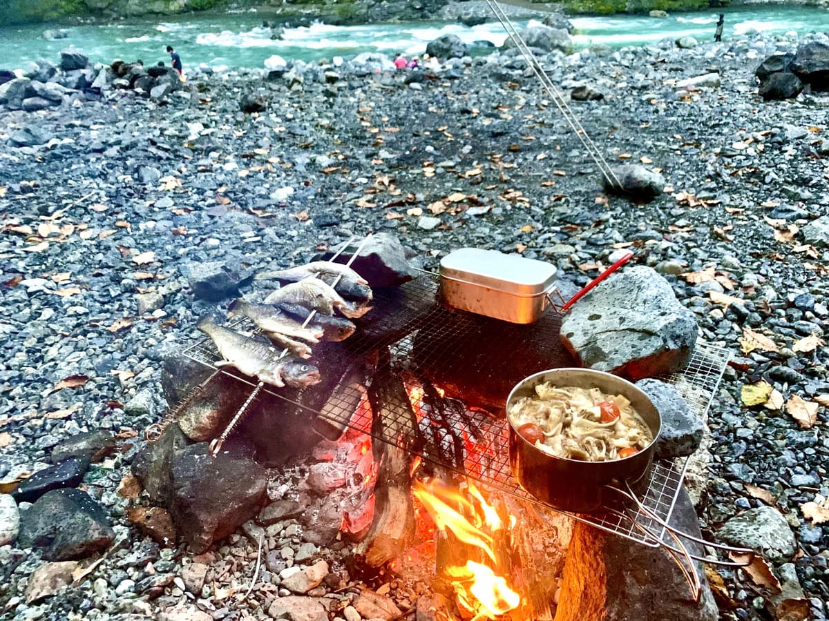 収穫した獲物を焼いて食べるキャンプの醍醐味