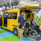 小型の車いす用電動リフトはリモコン操作可能