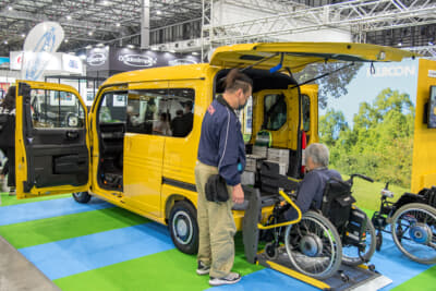 小型の車いす用電動リフトはリモコン操作可能