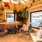 ログ小屋の中は約4畳の広さ