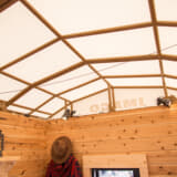 幌屋根から室内にやわらかい光が入る