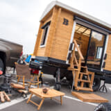 無垢の杉材を使った本格的なログハウスを牽引