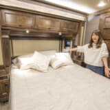 TIFFIN／ALLEGRO BREEZE 33BR（ベッドルーム）