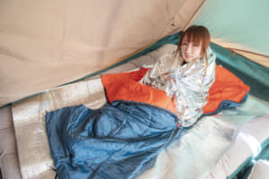 「災害時」にも役に立つライフハック！　真冬のキャンプでも「夏用寝袋」で快眠できる方法とは？