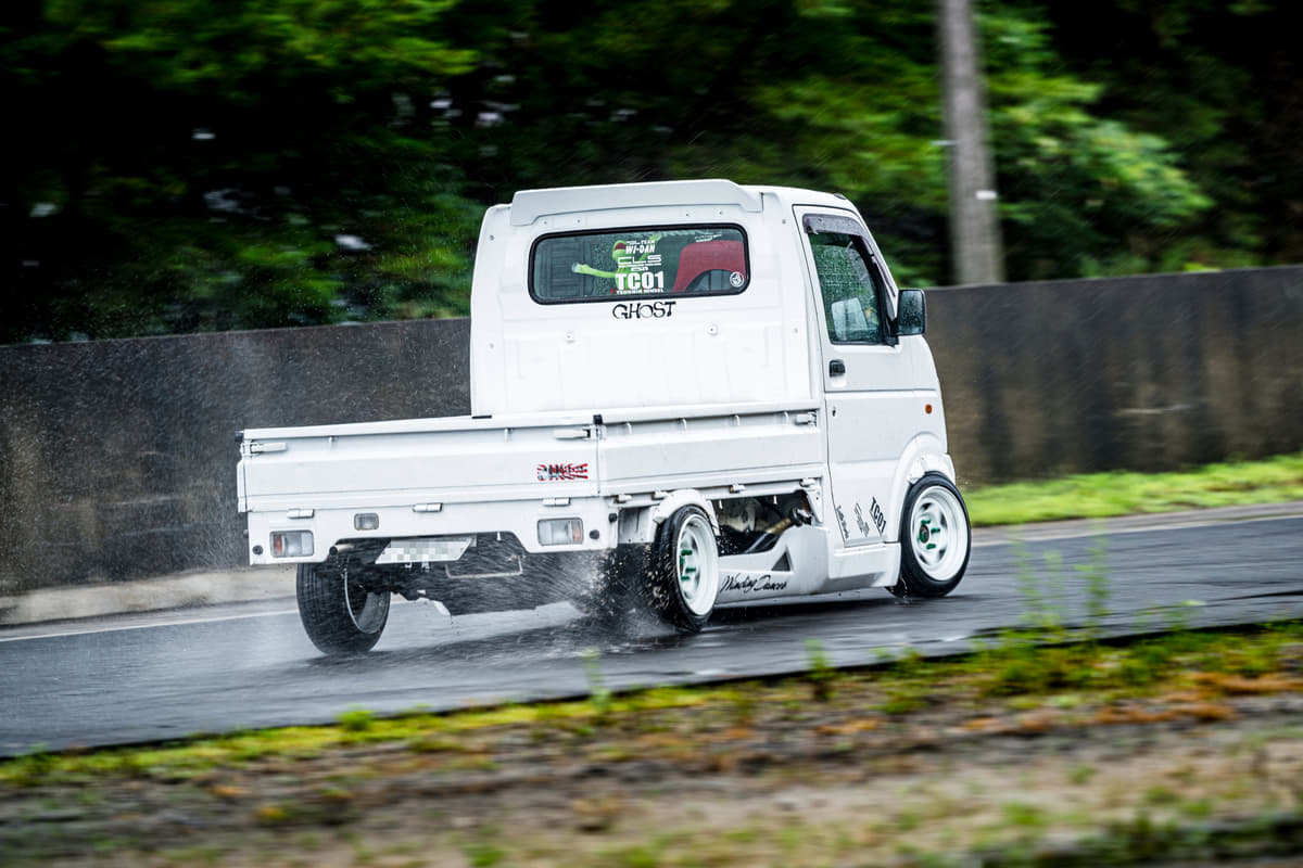 今、軽トラの「ドリフト」がアツい！ シャコタン「キャリイ」で雨の日はアクセル全開「横滑り」 | AUTO MESSE WEB（オートメッセウェブ）  ～カスタム・アウトドア・福祉車両・モータースポーツなどのカーライフ情報が満載～