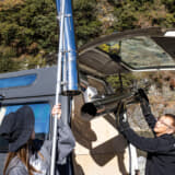 煙突の組み立ては2人必要