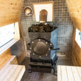 サウナカーの奥には本格的なサウナストーブ