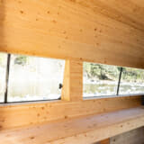 檜のサウナ室内から外の景色を見られる