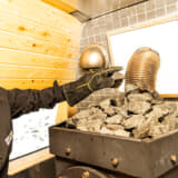 ストーブの上のサウナストーンは煙突まわりを包むように